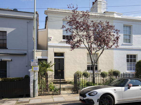 Montpellier Villas, Cheltenham GL50 2XE